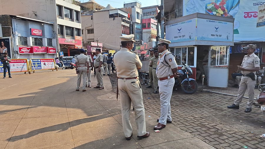 <div class="paragraphs"><p>Police personnel standing guard at Sambhaji Circle in Belagavi to prevent MES activists and leaders from holding their ‘maha melava’ on Monday. </p></div>