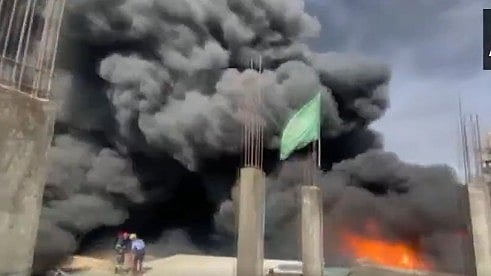 <div class="paragraphs"><p>Screengrab of fire at scrap godown in Pune</p></div>
