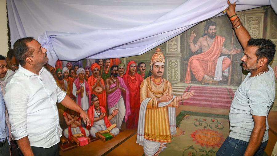 <div class="paragraphs"><p>Assembly Speaker U T Khader takes a look at the oil painting of the “Anubhava Mantapa,” considered to be the world’s first parliament, at Suvarna Vidhana Soudha in Belagavi on Sunday. The painting will be unveiled on Monday.&nbsp;</p></div>