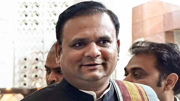 <div class="paragraphs"><p>Rahul Narwekar</p></div>