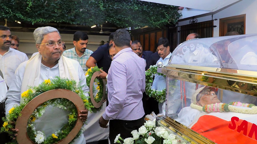 <div class="paragraphs"><p>Chief Minister Siddaramaiah arrives to pay his last respects to former chief minister S M Krishna at the latter’s residence in Bengaluru on Tuesday. </p></div>