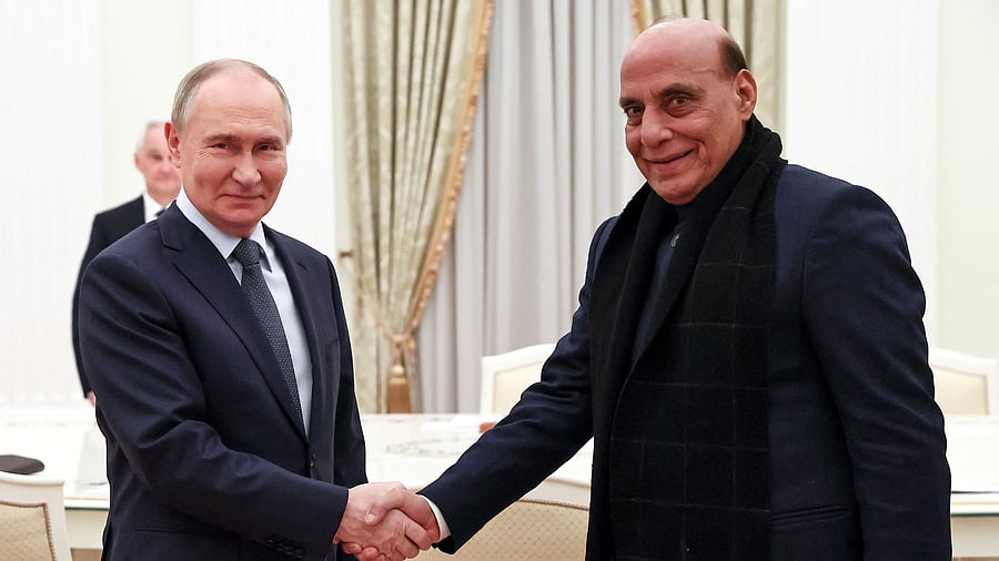 <div class="paragraphs"><p>Russian President Vladimir Putin shakes hands with Indian Defence Minister Rajnath Singh during a meeting in Moscow, Russia December 10, 2024. </p></div>