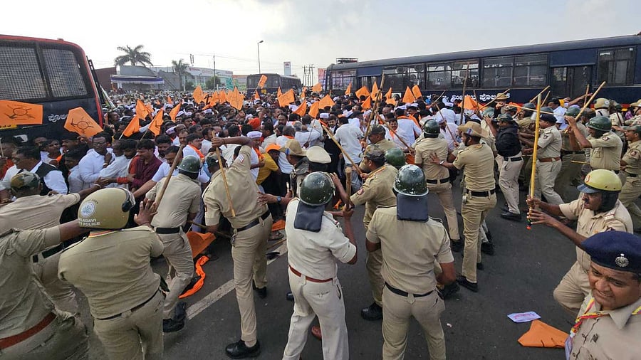 <div class="paragraphs"><p>Police caning members of Lingayat Panchamsali community after they broke security cordon and attempted to make their way towards Suvarna Vidhan Soudha to lay siege to the states second secretariat  in Belagavi on Tuesday. </p></div>