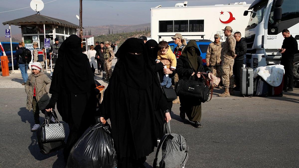 Tears and hope as Syrians return home from Turkey