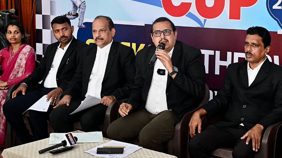 <div class="paragraphs"><p>Mangalore Bar Association president H V Raghavendra speaks to mediapersons in Mangaluru. </p></div>
