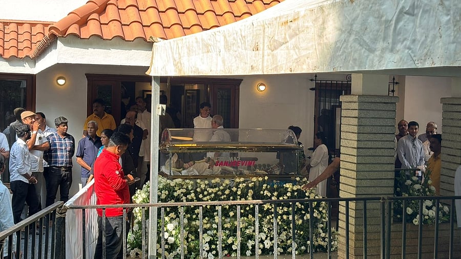 <div class="paragraphs"><p>Scenes outside S M Krishna's house after his demise</p></div>