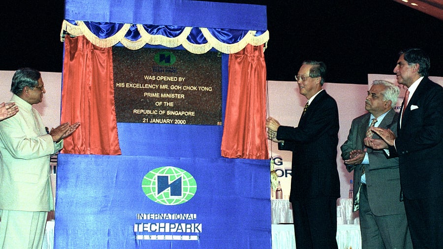A file photo of the then Singapore prime minister Goh Chok Tong inaugurating International Technology Park in Bengaluru. Then chief minister S M Krishna is seen.