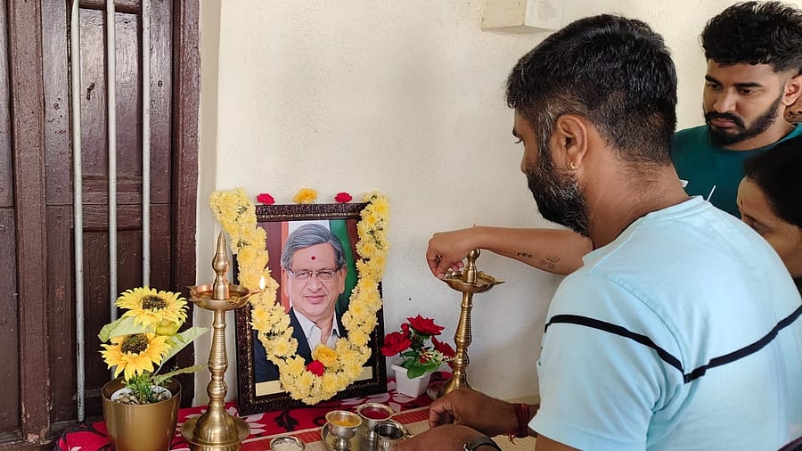 <div class="paragraphs"><p>Villagers offer condolences at S M Krishna's house in Somanahalli, Maddur taluk, Mandya district.</p></div>