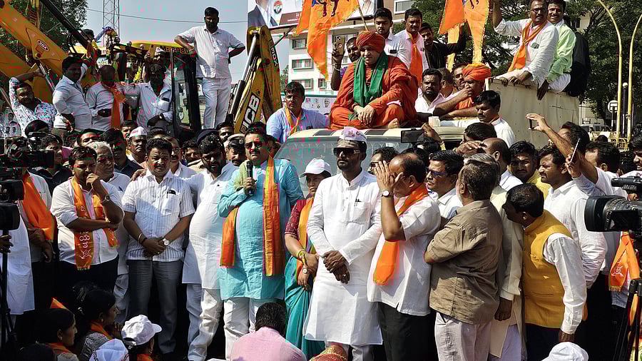 <div class="paragraphs"><p>Members of the Akhil Bharat Lingayat Panchamsali Samaj staging protest demanding 2A reservation for community in Belagavi. Basav Jaymritunjay Swamiji of Panchamsali Peetha, Kudalsangam, MLA Basangouda Patil Yatnal and others are also seen.</p></div>