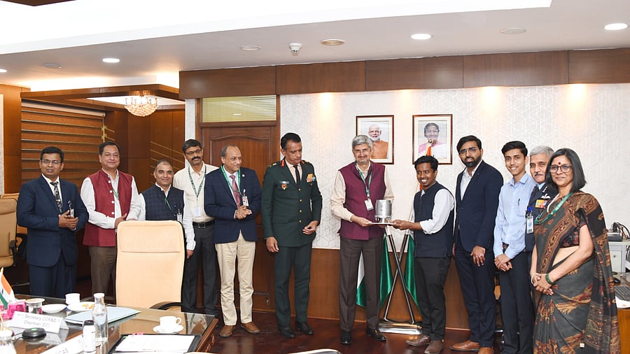 <div class="paragraphs"><p> Mumbai-based deep-tech start-up Manastu Space Technologies on Wednesday handed over its green propulsion technology, used to keep satellites in desired orbits, to DRDO.</p></div>