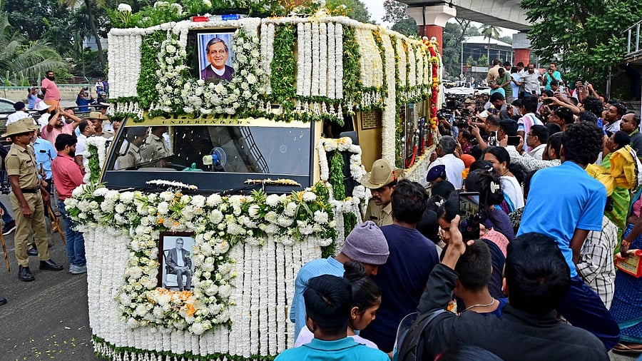 <div class="paragraphs"><p>People pay their last respects to SM Krishna.</p></div>