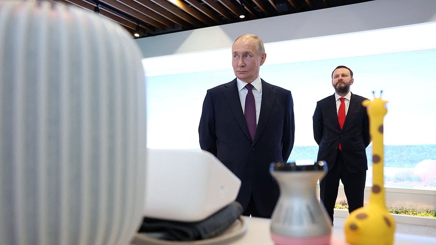 <div class="paragraphs"><p>Russian President Vladimir Putin, accompanied by Deputy Chief of Staff of the Presidential Executive Office Maxim Oreshkin, visits an exhibition at AI Journey, Sberbank's international conference on artificial intelligence technology, in Moscow, Russia,</p></div>