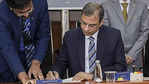 <div class="paragraphs"><p>Sanjay Malhotra takes charge as the 26th Governor of Reserve Bank of India at RBI headquarters, in Mumbai, Wednesday, Dec. 11, 2024.</p></div>