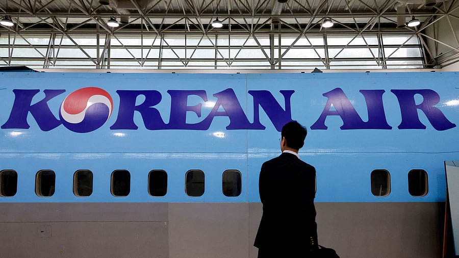 <div class="paragraphs"><p>The logo of Korean Air.</p></div>