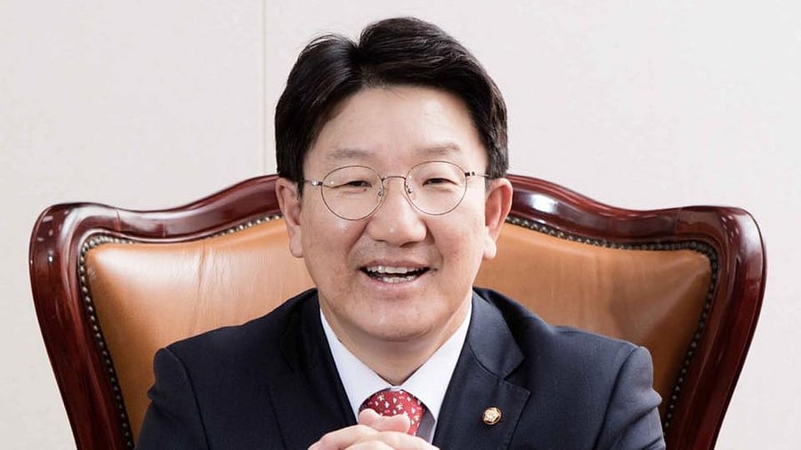 <div class="paragraphs"><p>Kweon Seong-dong.</p></div>