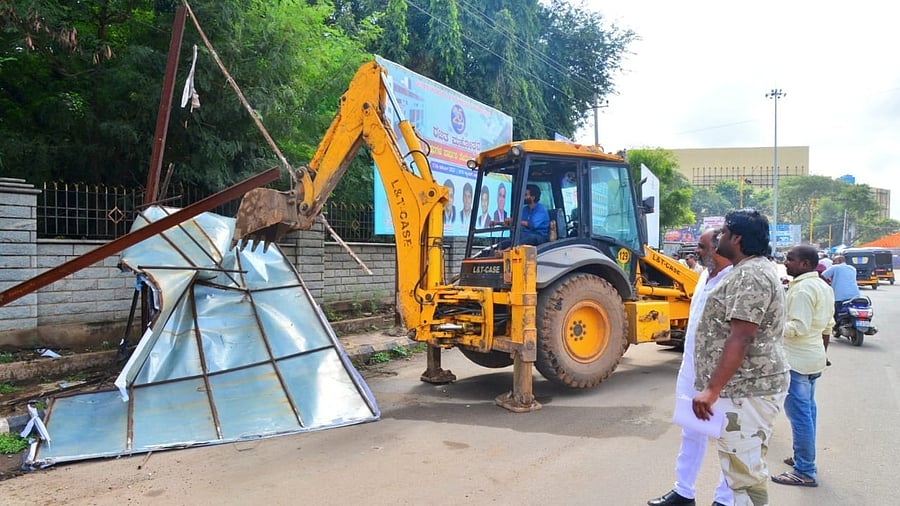 <div class="paragraphs"><p>Representative image of illegal hoardings being removed. </p></div>