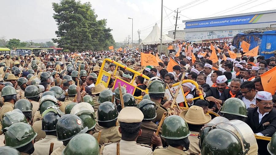 <div class="paragraphs"><p>Members of Lingayat Panchamsali community removing the barricades and attempting to make their way towards Suvarna Vidhan Soudha to lay siege to the states second secretariat demanding 2A reservation for the community in Belagavi on Tuesday.</p></div>