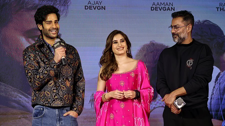 <div class="paragraphs"><p> Aaman Devgan and Rasha Thadani&nbsp;with director Abhishek Kapoor during the 'Birangay' song launch from the film <em>Azaad</em> in Jaipur.</p></div>