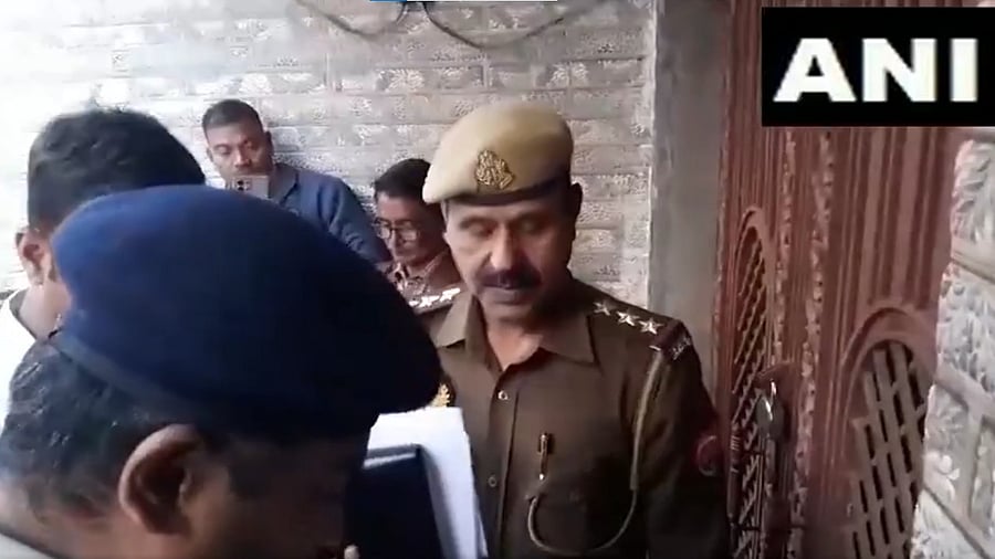 <div class="paragraphs"><p>Cops placing the notice outside Nikita Singhania's house.</p></div>