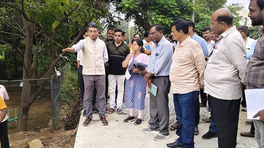 <div class="paragraphs"><p>BBMP Chief Commissioner Tushar Girinath along with other officials visit RR Nagar Zone on Friday.</p></div>
