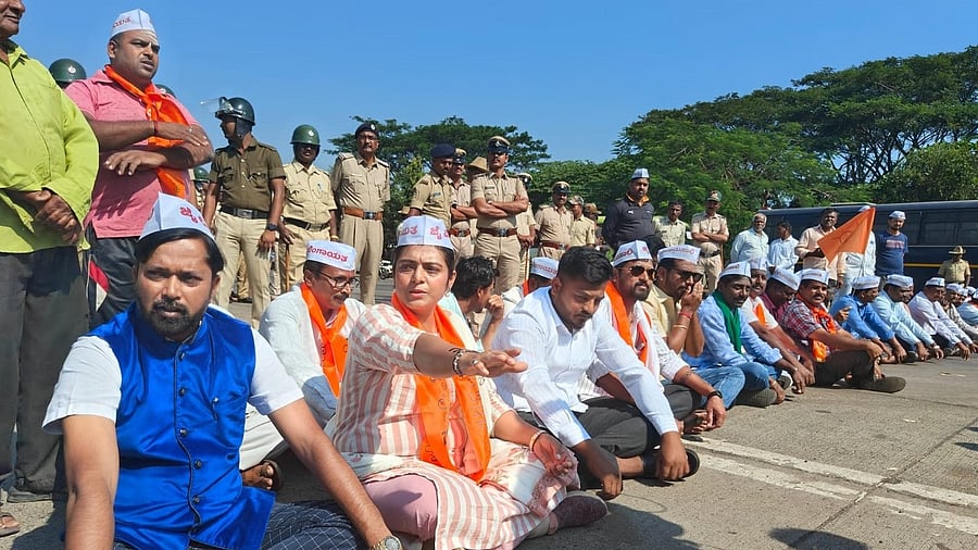 <div class="paragraphs"><p>Members of Panchamasali Lingayat community stage a highway block near Hirebagewadi toll gate in Belagavi district on Thursday, condemning the lathicharge on the agitators who were protesting peacefully for 2A reservation in front of Suvarna Vidhana Soudha on Tuesday. </p></div>