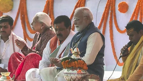 <div class="paragraphs"><p>Prime Minister Narendra Modi performs worship at the Sangam, in Prayagraj.</p></div>