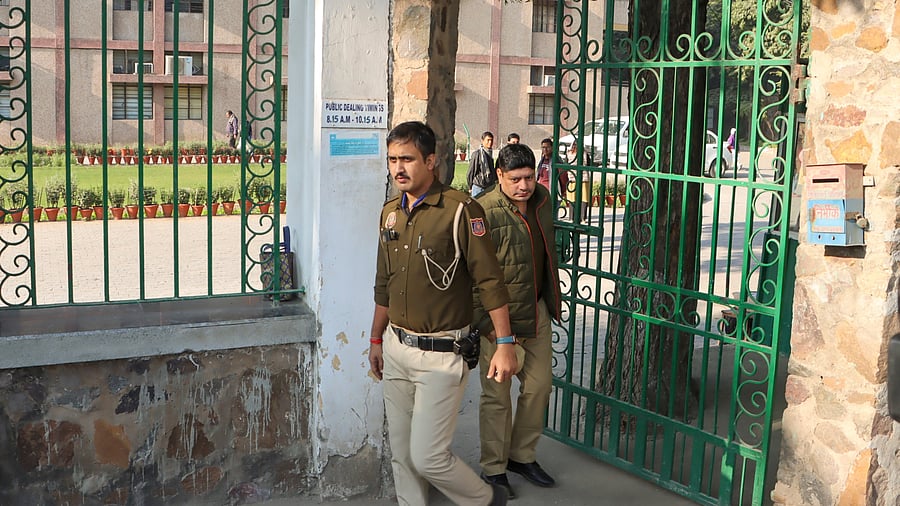 <div class="paragraphs"><p>Around 30 schools received bomb threats over e-mail in the early hours of Friday, triggering a multi-agency search of their premises.</p></div>