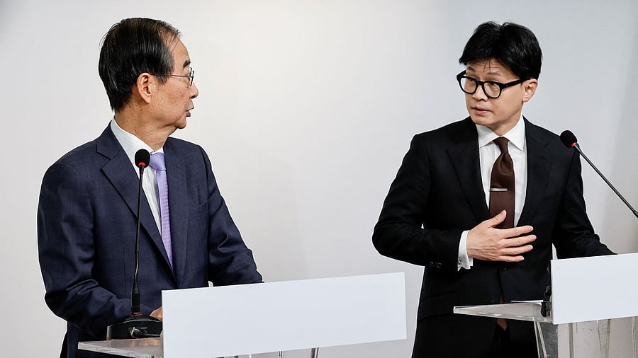 <div class="paragraphs"><p>South Korean Prime Minister Han Duck-soo and ruling People Power Party leader Han Dong Hoon.</p></div>