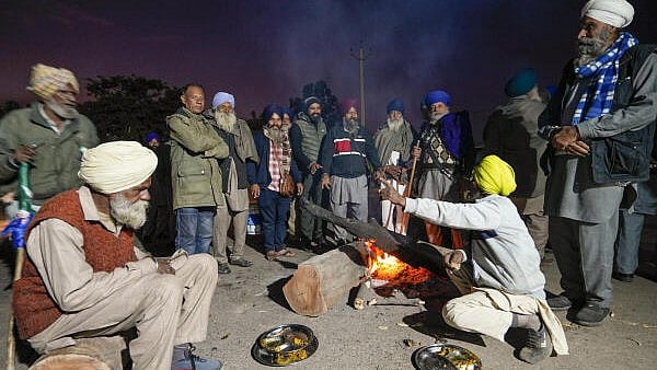 <div class="paragraphs"><p>Punjab farmers warm themselves at a bonfire  amid the ongoing protest by farmers to press the central government to accept their demands including a legal guarantee to the MSP on crops.</p></div>