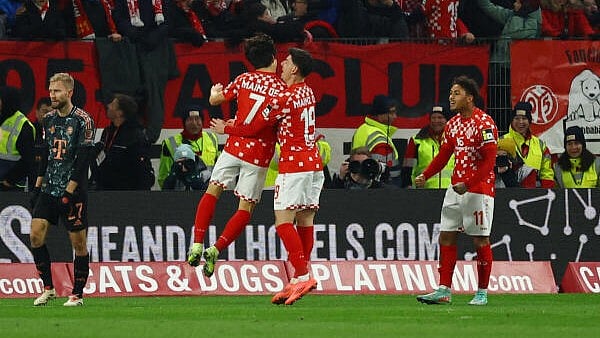 <div class="paragraphs"><p>Mainz 05's Lee Jae-sung celebrates with teammates after scoring their second goal</p></div>