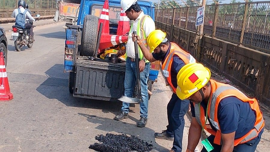 <div class="paragraphs"><p>Labourers  seen filling up potholes on Nethravathi bridge along Thokkottu - Mangaluru stretch.</p></div>