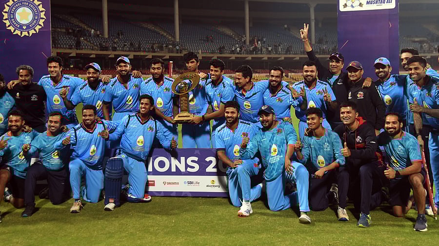 <div class="paragraphs"><p>A jubilant Mumbai team celebrates with the Syed Mushtaq Ali T20 trophy after beating Madhya Pradesh in final at the M Chinnaswamy Stadium in Bengaluru on Sunday. </p></div>