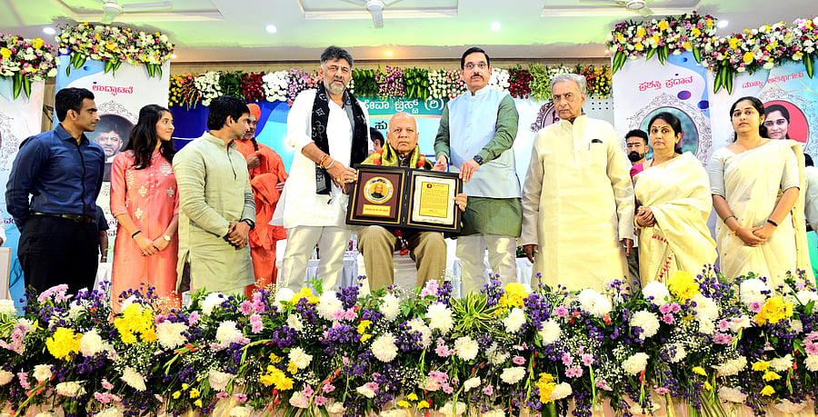 <div class="paragraphs"><p>Deputy Chief Minister D K Shivakumar and Union Minister Pralhad Joshi honour senior politician S R Patil with the Avva Award in Hubballi on Sunday. Legislative Council Chairman Basavaraj Horatti and others are present.</p></div>