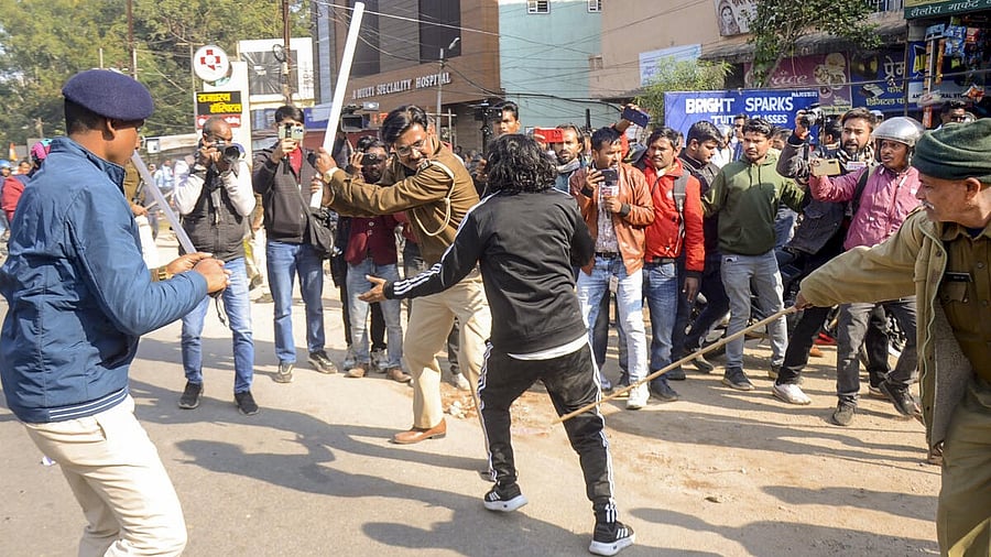 <div class="paragraphs"><p>Police personnel baton-charge candidates who tried to disrupt the paper verification process of Combined Graduate Level (CGL) exam of Jharkhand Staff Selection Commission (JSSC), in Ranchi, Monday, Dec. 16, 2024. </p></div>