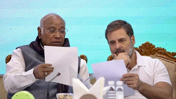 <div class="paragraphs"><p>Mallikarjun Kharge and Rahul Gandhi</p></div>