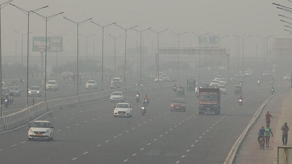 <div class="paragraphs"><p>People commute amid smog, near Akshardham, in New Delhi.</p></div>