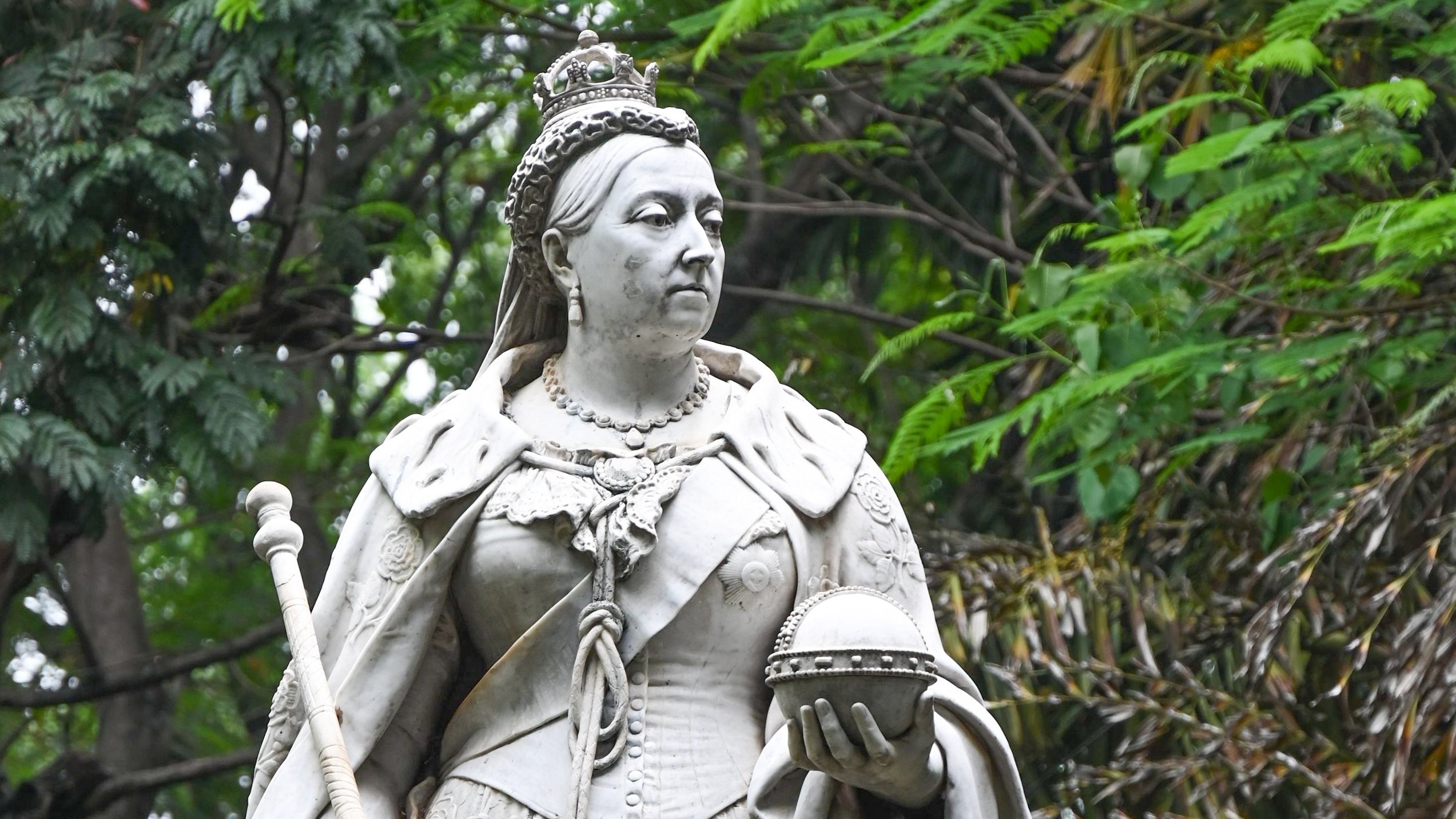 <div class="paragraphs"><p>The crown, made of white marble, that went missing. </p></div>