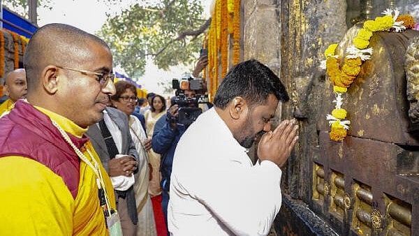 <div class="paragraphs"><p> Sri Lankan President Anura Kumara Dissanayake offers prayers at the Mahabodhi Temple, at Bodh Gaya in Gaya district of Bihar. </p></div>