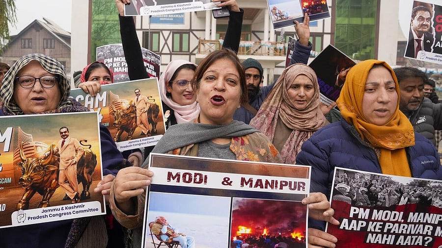 <div class="paragraphs"><p>Congress workers hold placards during a march to Raj Bhavan in Srinagar. </p></div>