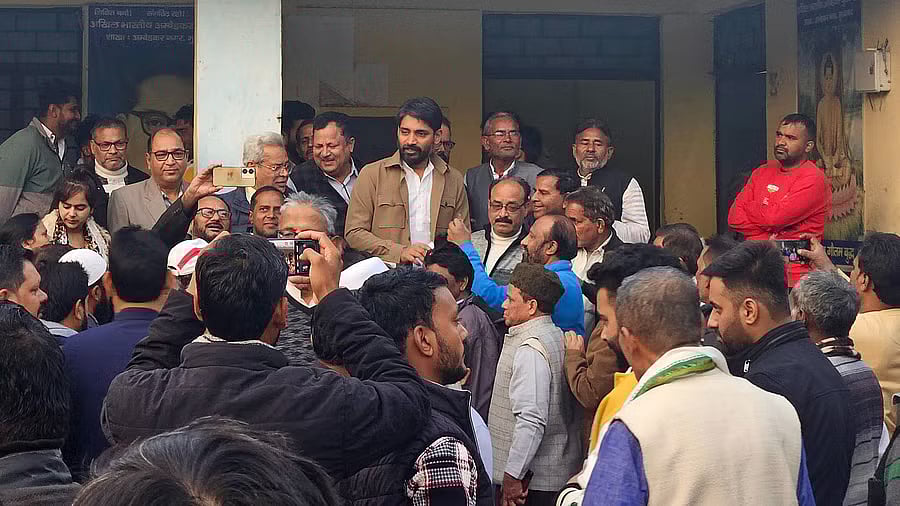 <div class="paragraphs"><p>Preparatory meeting of the Congress in Moradabad for 'assembly siege' on Dec 18.</p></div>