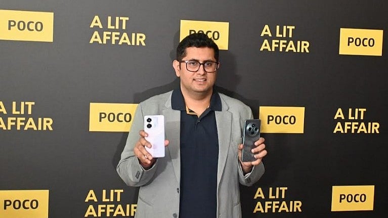 <div class="paragraphs"><p>Himanshu Tandon, Country Head of POCO India showing Poco M7 Pro and C75 series phones in Delhi, on December 17, 2024.</p></div>