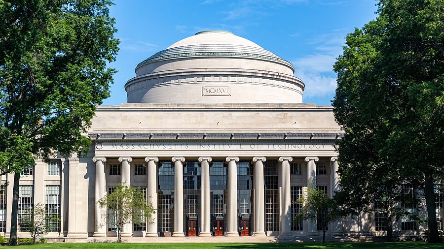 <div class="paragraphs"><p>MIT building</p></div>