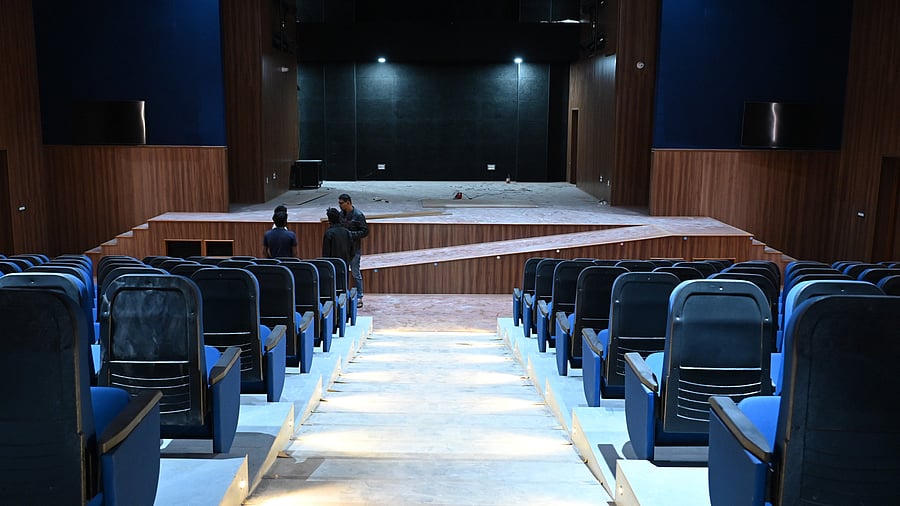 <div class="paragraphs"><p>The stage in the auditorium can be accessed by a ramp. </p></div>