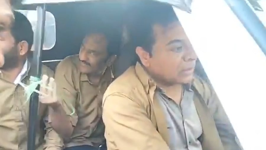 <div class="paragraphs"><p>KTR drives an auto to the assembly.</p></div>