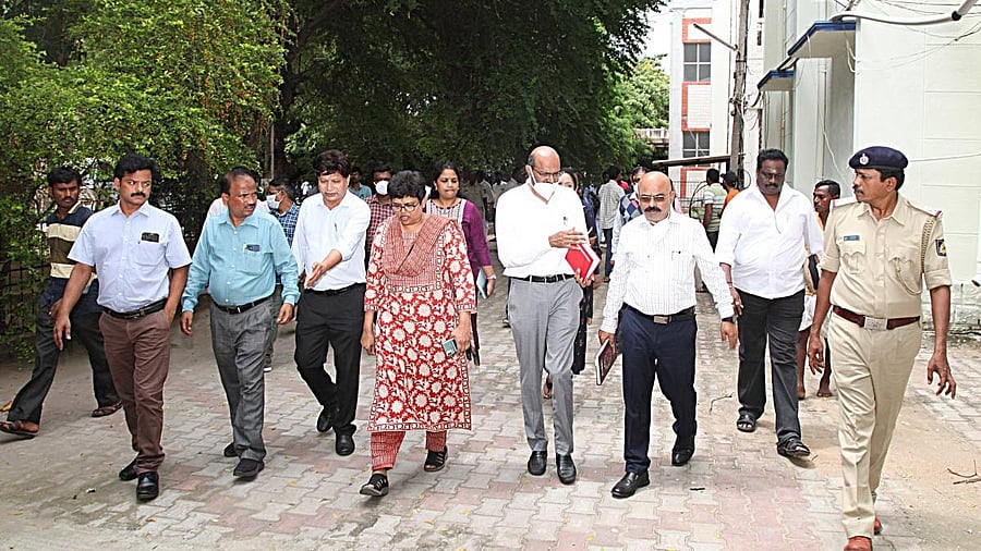 <div class="paragraphs"><p>The five-member team visits BIMS, Ballari.</p></div>