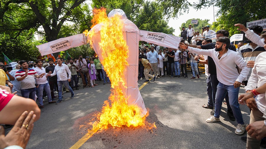 <div class="paragraphs"><p>BJYM workers burn an effigy.</p></div>