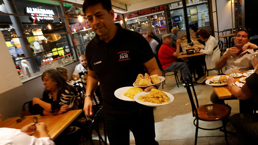 <div class="paragraphs"><p>Image of a waiter, representational purpose. </p></div>