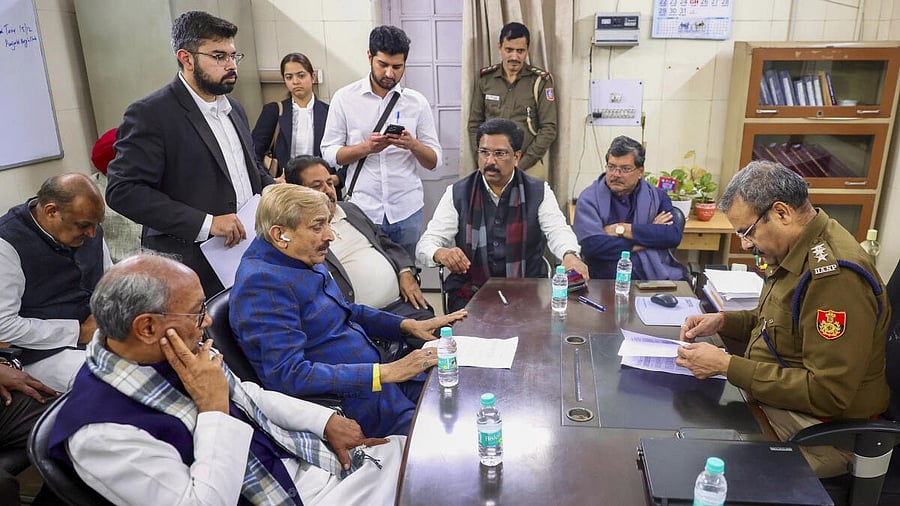 <div class="paragraphs"><p>Congress MPs arrive to submit a complaint alleging BJP MPs of misbehaviour with Congress President Mallikarjun Kharge and LoP Gandhi, at the Parliament Street police station in New Delhi.</p></div>