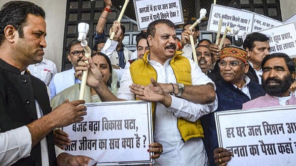 <div class="paragraphs"><p>LoP in the Madhya Pradesh Assembly and Congress MLA Umang Singhar during a protest against government's alleged failure and corruption in the Jal Jeevan Mission scheme, in Bhopal, Thursday, Dec. 19, 2024.</p></div>