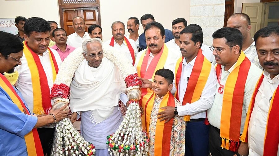 <div class="paragraphs"><p>Go Ru Channabasappa welcomed by Mandya district in-charge minister N Chaluvarayaswamy, Kannada Sahitya Parishat President Mahesh Joshi, DC Kumar and others in Mandya on Thursday.</p></div>